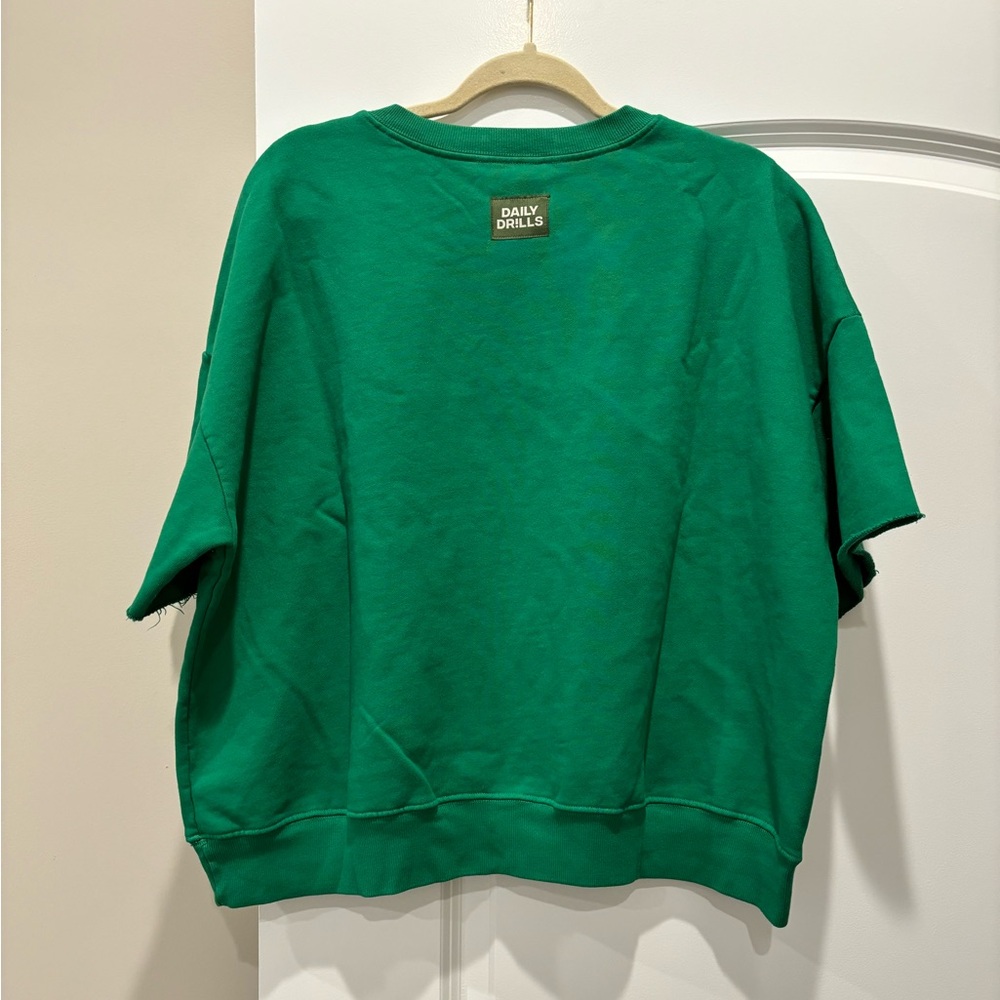 Daily drills cropped crew sleeve